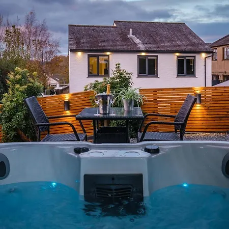 Rockside - Luxury 2 Bedroom With Hot Tub Central, Parking Pet Friendly Max 2 Adults Hot Tub Turns Off 930pm * Windermere
