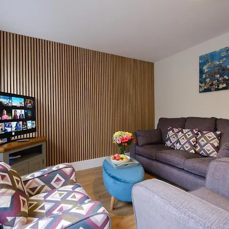 Rockside - Luxury 2 Bedroom With Hot Tub Central, Parking Pet Friendly Max 2 Adults Hot Tub Turns Off 930pm *