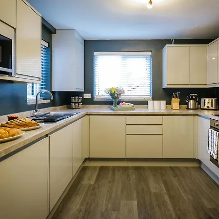 Rockside - Luxury 2 Bedroom With Hot Tub Central, Parking Pet Friendly Max 2 Adults Hot Tub Turns Off 930pm Windermere