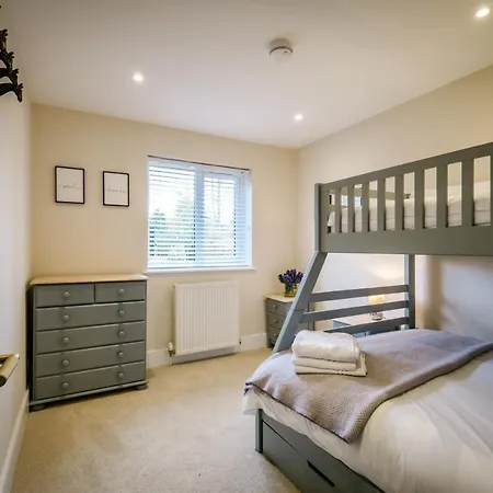 Rockside - Luxury 2 Bedroom With Hot Tub Central, Parking Pet Friendly Max 2 Adults Hot Tub Turns Off 930pm