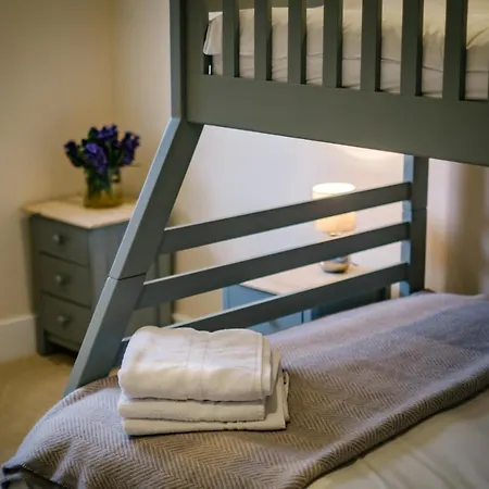 Casa de Férias Rockside - Luxury 2 Bedroom With Hot Tub Central, Parking Pet Friendly Max 2 Adults Hot Tub Turns Off 930pm