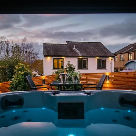 Casa de Férias Rockside - Luxury 2 Bedroom With Hot Tub Central, Parking Pet Friendly Max 2 Adults Hot Tub Turns Off 930pm