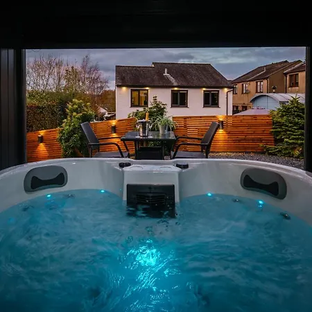 Rockside - Luxury 2 Bedroom With Hot Tub Central, Parking Pet Friendly Max 2 Adults Hot Tub Turns Off 930pm *