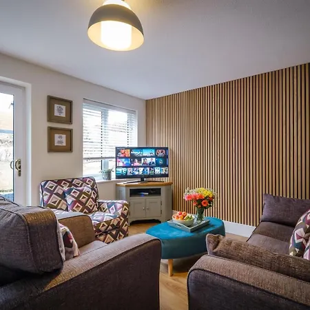 Rockside - Luxury 2 Bedroom With Hot Tub Central, Parking Pet Friendly Max 2 Adults Hot Tub Turns Off 930pm Casa de Férias *