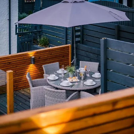 Casa de Férias Rockside - Luxury 2 Bedroom With Hot Tub Central, Parking Pet Friendly Max 2 Adults Hot Tub Turns Off 930pm