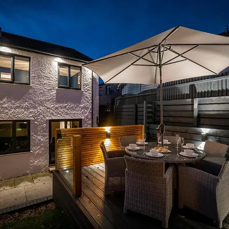 Casa de Férias Rockside - Luxury 2 Bedroom With Hot Tub Central, Parking Pet Friendly Max 2 Adults Hot Tub Turns Off 930pm