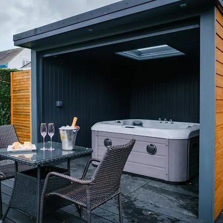 Rockside - Luxury 2 Bedroom With Hot Tub Central, Parking Pet Friendly Max 2 Adults Hot Tub Turns Off 930pm Casa de Férias *