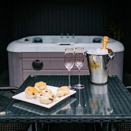 Rockside - Luxury 2 Bedroom With Hot Tub Central, Parking Pet Friendly Max 2 Adults Hot Tub Turns Off 930pm * Windermere