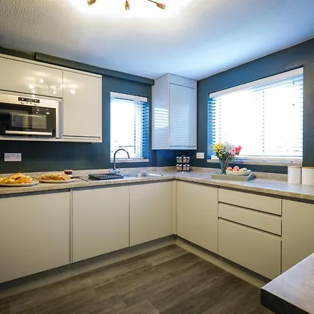 Rockside - Luxury 2 Bedroom With Hot Tub Central, Parking Pet Friendly Max 2 Adults Hot Tub Turns Off 930pm *