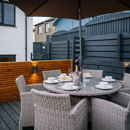 Rockside - Luxury 2 Bedroom With Hot Tub Central, Parking Pet Friendly Max 2 Adults Hot Tub Turns Off 930pm *