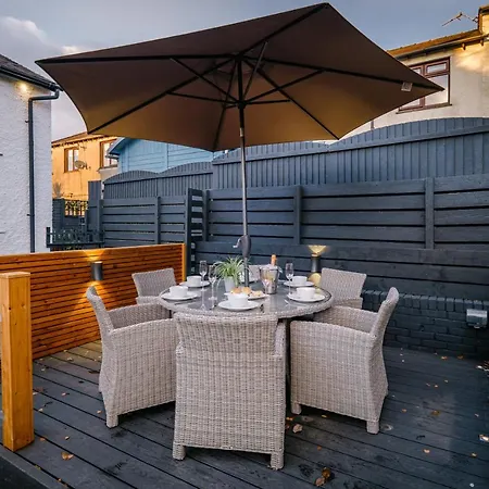 Rockside: Luxury 2-bedroom With Hot Tub And Pet-friendly Central Windermere