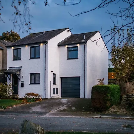 Holiday home Rockside: Luxury 2-bedroom With Hot Tub And Pet-friendly Central Windermere