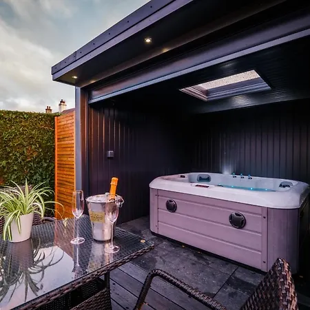 Casa de Férias Rockside - Luxury 2 Bedroom With Hot Tub Central, Parking Pet Friendly Max 2 Adults Hot Tub Turns Off 930pm